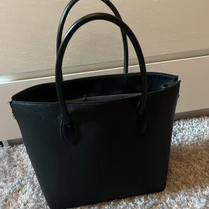 Handväska  - Nästan oanvänd svart handväska från H&M några år gammal men i fint skick.