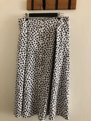 Flowered long skirt - Long skirt with black flowers