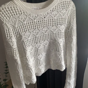 Stickad/spets tröja! - Superfin använd 2 gånger! 