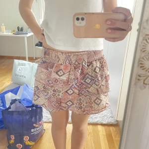 Mönstrad kjol - mönstrad kjol i fina sommarfärger! Lågmidjad och i perfekt för mig som är 170💘💘