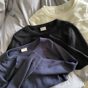 Stickad tröja - Säljer alla dessa tre stickade tröjorna från vila. Svart och mörkblå i stlk S och den vita i stlk xs. Alla är i fin skick. 200kr styck. Perfekta till sommarkvällar att ha till kjol.