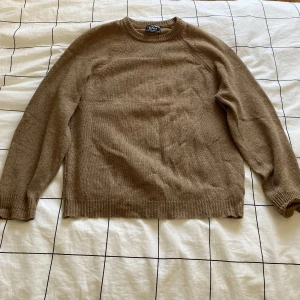 Stickad tröja - Jag säljer en brunaktig stickad tröja i Storlek M. Den har inte använts mycket, så den är i gott skick.