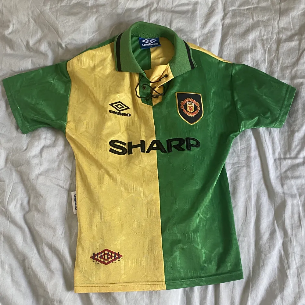 Cantona fotbollströja i Manchester United säsongen 92/93!   Storlek L i barn 59cm lång och 43cm bred.  Mycket bra skick! 9/10  En väldigt ovanlig tröja som är perfekt att använda men även att rama in!  Köparen står för frakten! Skicka privat för frågor. . T-shirts.