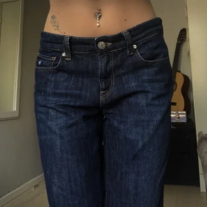 Lågmidjade jeans - Lågmidjade utsvängda jeans, lite stora i storleken som man ser på bilderna men super bra annars