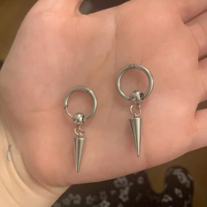 Örhängen - Super fina örhängen som dupe på edblads, Köpte av ett litet privat företag för 59kr säljer för 29kr endast testade ( har kokat dom så dom e helt rena)  kan köpas med ”köp nu” men skriv till mig innan då🔴🔴