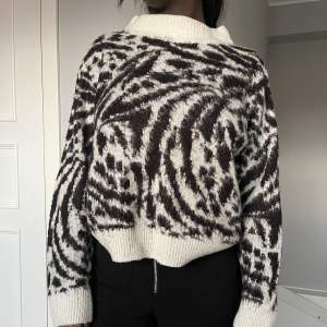 En lagom varm stickad tröja med zebra mönster på, super fin och snygg modell på den!😍