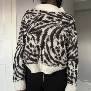 Stickad tröja  - En lagom varm stickad tröja med zebra mönster på, super fin och snygg modell på den!😍