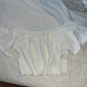 Topp/blus - En jättefin sommartopp som jag tyvärr inte har användning för länge🫶
