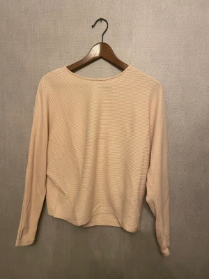 Ljusrosa finstickad topp - Mer rosa än vad som syns på bilden. Är vid under armarna, vilket jag älskar! Tyget är ”3D” rangligt och är mycket tunt material. 