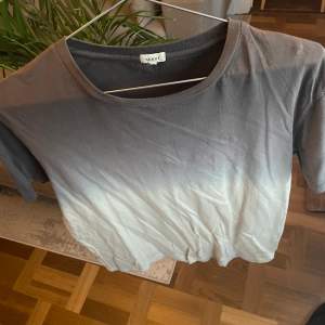 Beige/grå tshirt i övergående färg mix köpt utomlands från märke scout sitter regular fit.