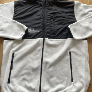 Ellesse-Tröja - Perfekt skick bara användvänt få tal gånger. Inga fläckar! Äkta och går för 1100kr. Priset går diskuteras.