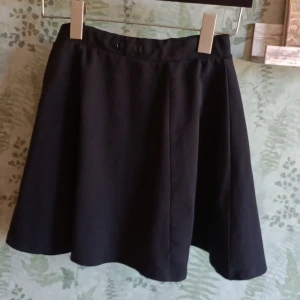 Svart kjol - Mjuk svart kjol med gosigt innertyg. Matt. Något kort om man är lite längre. Köparen betalar för frakt