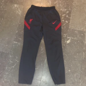 Liverpool träningsbyxor - Säljer även dessa par träningsbyxor som Liverpool använde under 20/21 säsongen. Byxorna är i mycket bra skick och sitter lite större. Vid några frågor eller funderingar är det bara att höra av sig🙌