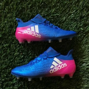 Adidas fotbollskor till salu‼️ - Dessa legendariska fotbollsskorna har jag haft i ett år. Har använt de i ungefär tre månader men sedan tröttnat på fotboll och inte orkat använda de. Köpte dessa dojor för 900kr men säljer de för 499kr. Om någon är intresserad eller vill ha fler bilder på dessa fantastiska skor så är det bara och höra av er!