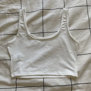Vitt linne - Säljer ett vitt croppat linne från Shein i storlek S