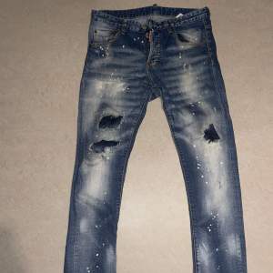 Dsquared 2 Jeans ljusblå vita  Super snygga men för små för mig.  Skick: 7/10 Storlek: 46  Made in Italy 03-5794-9931  Säljer då jag tömmer garderoben och har växt ur dessa.