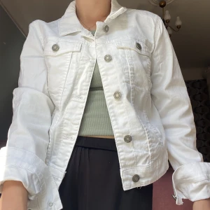 Vit jeansjacka  - Vit jeansjacka köpt från Nelly, av märket Noisy may. Fint skick, inga fläckar och sparsamt använd! True to size, XS