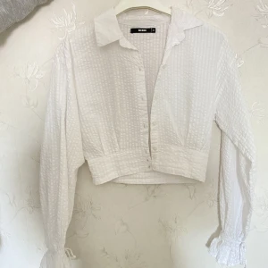 Vit skjorta - Säljer denna väldigt fina skjorta. Köpte för 400kr säljer för 250kr. Använt 1 gång