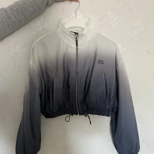 Jacka - Säljer denna för 300kr köpt för 500kr. Aldrig använd. Storlek M
