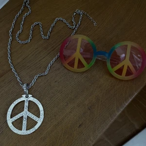 Hippie glasögon och halsband  - Hej! Jag säljer mitt hippie halsband och hippie glasögon som jag köpte igår för att få användning för de 1 gång till en spex dag i skolan. Nu behöver jag inte de längre och säljer vidare. De är helt nya. Jättcoola! Halsbandet=80kr & glasögonen=50kr