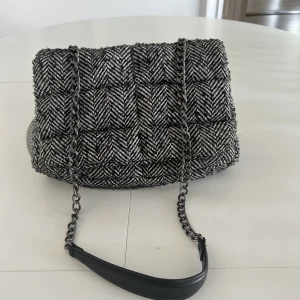 Väska - Rymlig väska köpt från zara, varsamt använd⭐️