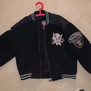 Los Angeles Raider jacka - Old school college jacka från när Los Angeles Raides vann superbowl den är gammal men inte sliten dragkedjan fungerar som den ska o allt är helt Pris kan diskuteras  Frakt betalas av köpare