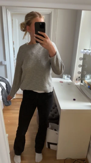 Jeans  - Säljer dessa mide rise svarta jeans från bubbelroom