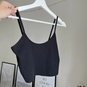 Svart linne - Säljer detta svarat cropad linne!🤍 Säljs för 60kr +frakt✨