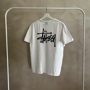 Stussy T-shirt  - En gammal Stussy T-shirt i storlek XL men är väldigt liten. Passar närmare storlek Medium.