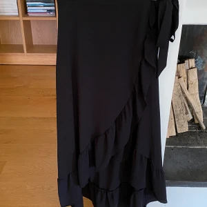 Svart omlott kjol  - Mycket fint skick 🖤 Jag är 157cm och den går enda ner till anklarna. 
