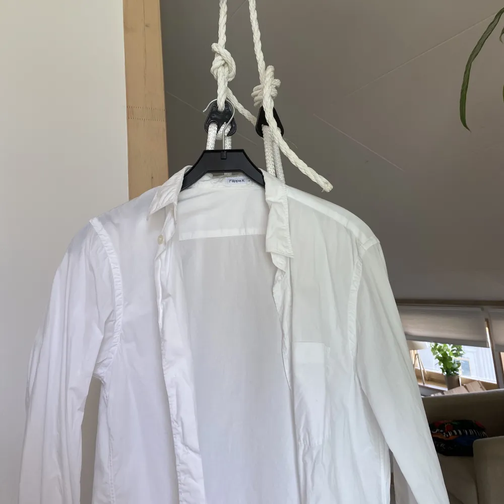 Superfin vit skjorta från Filippa K i storlek S. Endast använd kanske 3-4 gånger och är i jättefint skick, säljer då jag aldrig använder den. Ursäkta att den ej är struken på bilderna! Damstorlek.. Blusar.