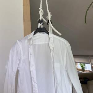 Superfin vit skjorta från Filippa K i storlek S. Endast använd kanske 3-4 gånger och är i jättefint skick, säljer då jag aldrig använder den. Ursäkta att den ej är struken på bilderna! Damstorlek.