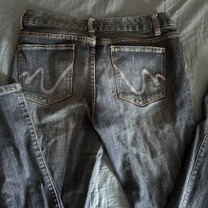 Loose Straight leg low waist jeans! - Dessa jeans är i super bra skick det är bara att pasa på😚💓   Det står att storleken är 18L men dem är betydligt mycket mindre än så. Själv är jag storlek S och de passar mig helt okej, förutom i midjan. skulle ungefär säga att de är i storlek M.