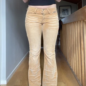 Bootcut Manchesterbyxor - Skitnsnygga manchester byxor i bootcut 💕 köptes secondhand men har inte använts då de tyvärr är lite för korta för mig som är 174💕 sitter jätteskönt och är lågmidjade 💕