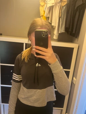 Hoodie från adidas - Grå hoodie från adidas i bra kvalitet. Köparen står för frakten💗💗