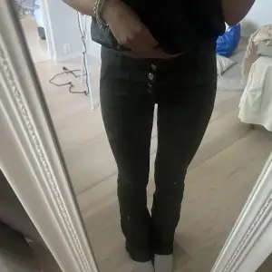 Säljer dessa low rise mörkgröna jeans 