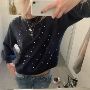 Stickad tröja  - Så snygg mörkblå tröja med pärlor!😇😇