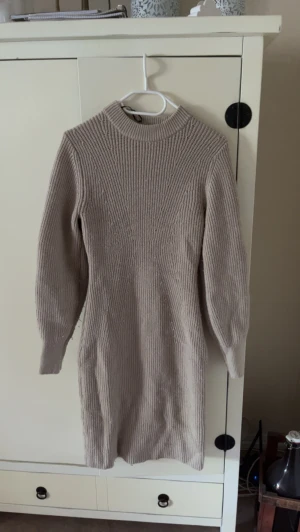 Stickad Klänning - Säljer min stickade klänning från H&M då den inte kommer till användning.