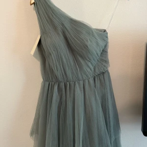 Klänning till bal eller bröllop - Helt ny klänning som passar perfekt till bal eller bröllop. Aldrig använd, nypris 1299kr och prislappen sitter kvar. Säljer för att den var för liten för mig
