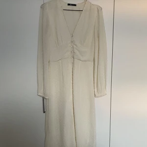 Klänning - Vit klänning från Gina Tricot. Storlek 36. Använd 2 gånger. Nypris 499kr. Mitt pris 300kr. 