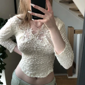 Gullig topp - Säljer den här jättefina, vita toppen med paljetter som jag köpt på en vintage butik. Bra skick, aldrig använt! Säljer just därför💞