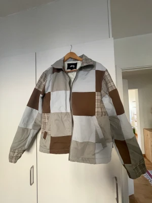 Stussy-jacka - Sparsamt använd, så väldigt fint skick! Köpt för ett par år sedan men  har inte blivit använd på ett tag. S men eftersom det är herrstorlek sitter den oversized på mig som är s/m.