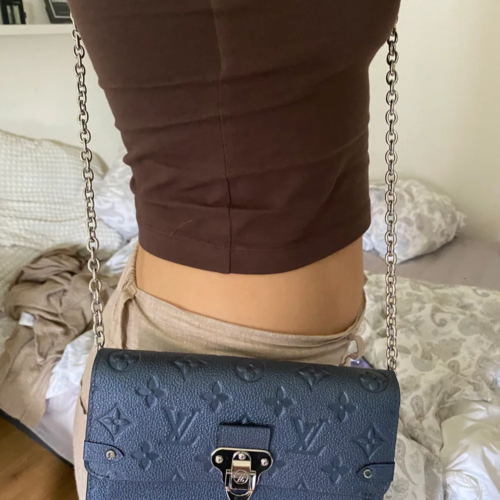 Säljer min LV chain wallet Modell: Louis Vuitton Monogram Empreinte Vavin Chain Wallet Inköpt på Louis Vuitton’s hemsida förra året. Medföljer kvitto, box och dustbag.. Väskor.