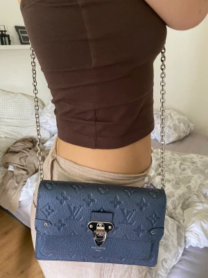 Louis Vuitton Vavin Chain Wallet - Säljer min LV chain wallet Modell: Louis Vuitton Monogram Empreinte Vavin Chain Wallet Inköpt på Louis Vuitton’s hemsida förra året. Medföljer kvitto, box och dustbag.