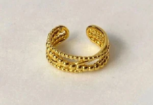 Smycken Ring Silver925 Guldpläterad - Säljer nu denna Nya Guldpläterade Silver 925 ring som går att justeras.  •Stämpel finns  •Skickas med ett standard frimärke (15 kr) eller spårbart med postnord   •Paketeras väl innan den skickas men ansvarar inte för postens slarv   ❤