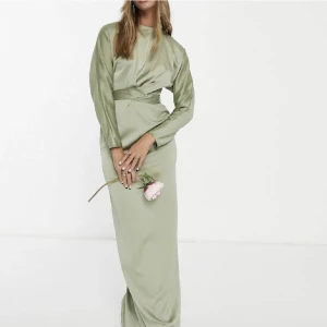 Balklänning  - Klänning från asos storlek 34! Jättefin grön färg. Helt oanvänd men lappar kvar. 🌷