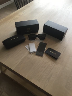 Versace solglasögon herr - Säljer mina Versace solglasögon. Har använt dem en gång så väldigt fint skick. Äkthets intyg på bild tre. Med följer såklart alla tillbehör, näsduk oöppnad. 