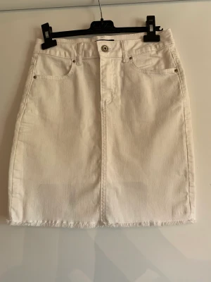 Vit jeanskjol - Vit jeanskjol från pieces. Knappt använd, så mycket bra skick! Inga fläckar eller gulnade sömmar. Storlek S. 
