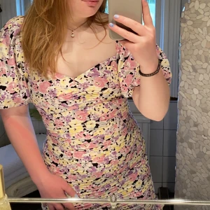 Klänning från Gina tricot  - En superfin och sommrig klänning från Gina tricot. Strl 36. Sömmen har gått upp lite i slutet av dragkedjan. Önskas mer bilder eller om du har en fråga så är det bara att skriva🤩😊