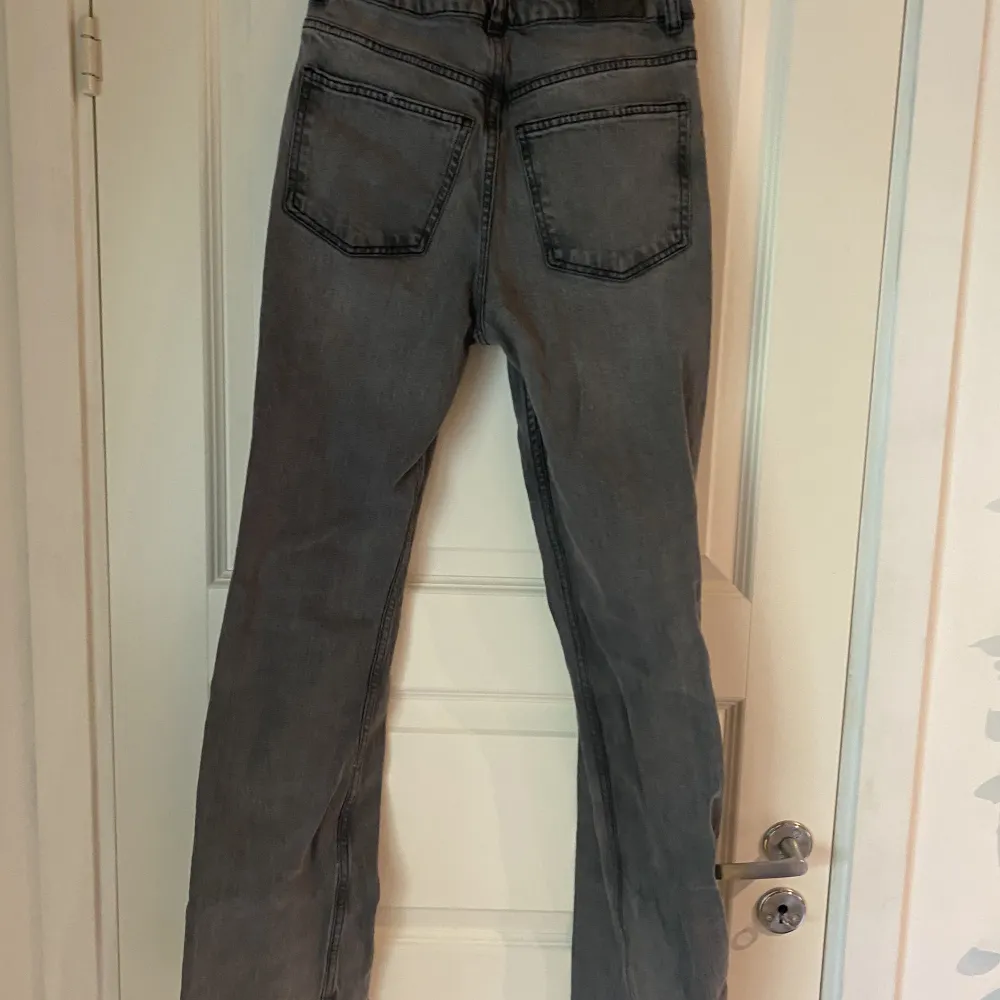 Så fina jeans men är lite kortare än vad jag hade tänkt mig, skriv bara för fler bilder eller frågor!!💕. Jeans & Byxor.